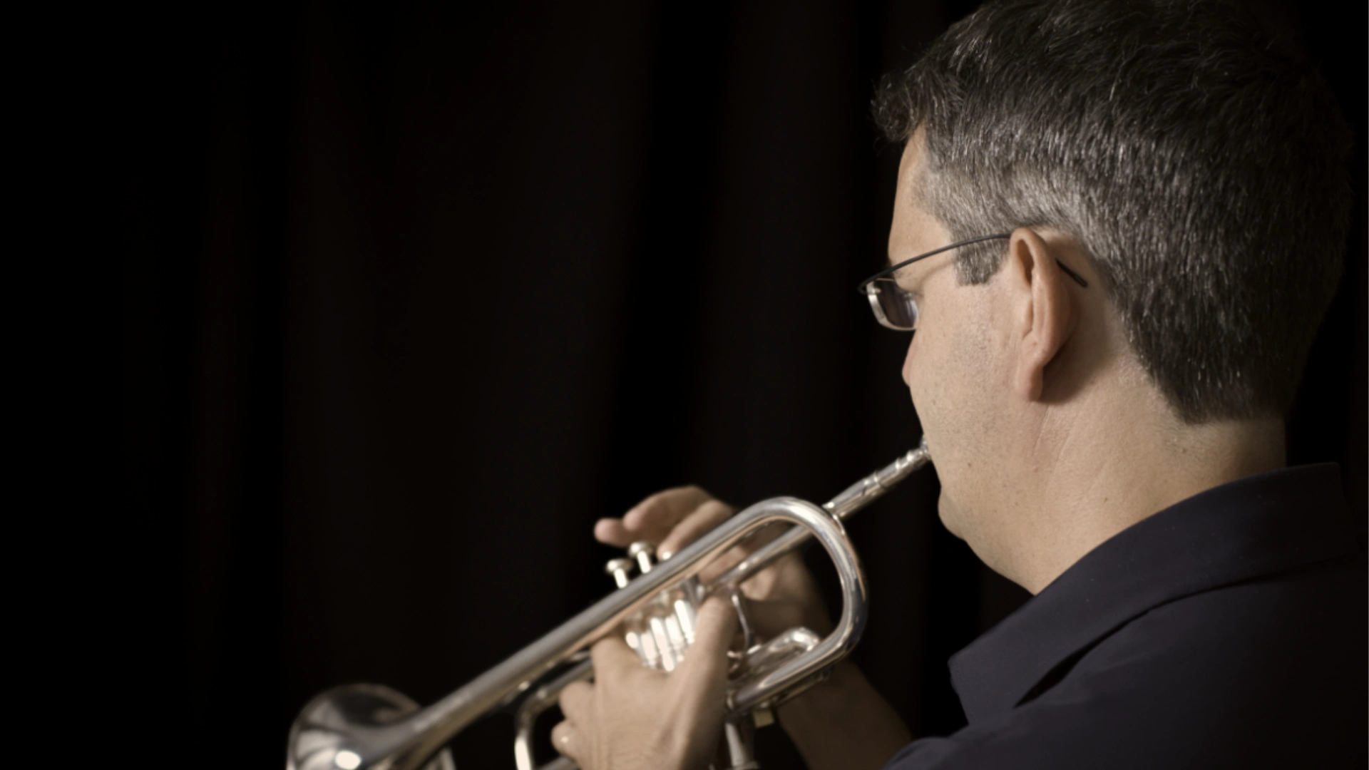 Trompete hoch spielen